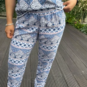 Mönstrade blåvita linnebyxor - Säljer ett par lätta och luftiga linnebyxor med blått och vitt mönster. Byxorna har raka ben, elastisk midja och ett avslappnat snitt. Perfekta för varma dagar när du vill ha något bekvämt men ändå snyggt.