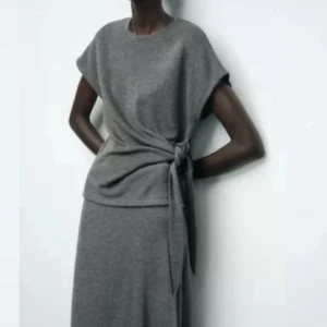 Grå stickad topp med knyt i sidan - Mörkgrå jättefin tjockare t shirt från Zara. Kom privat för egna bilder🫶🏻fint skick