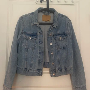 Ljusblå jeansjacka  - Superfin ljusblå jeansjacka från 157 i storlek S 🩵Jackan är använd väldigt få gånger och har inga tecken på användning☺️