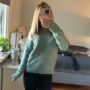 Stickad tröja  - En fin stickad tröja från vero Moda som är använd ett par gånger men tycker it om färgen någon mer i storlek S 