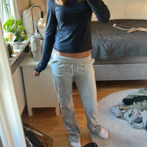 Juicy couture byxor  - Fina grå byxor från juicy couture i storlek xs dom kommer tyvärr inte till användning längre så väljer att sälja dom 