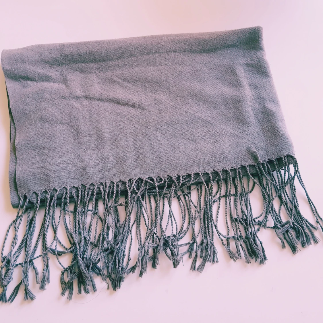 Grå halsduk med fransar