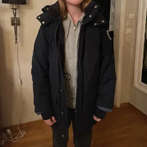 gant jacka - lång, varm vinterjacka i storlek 11-12 år. Äkta!! Mörkblå! Nypris 2000