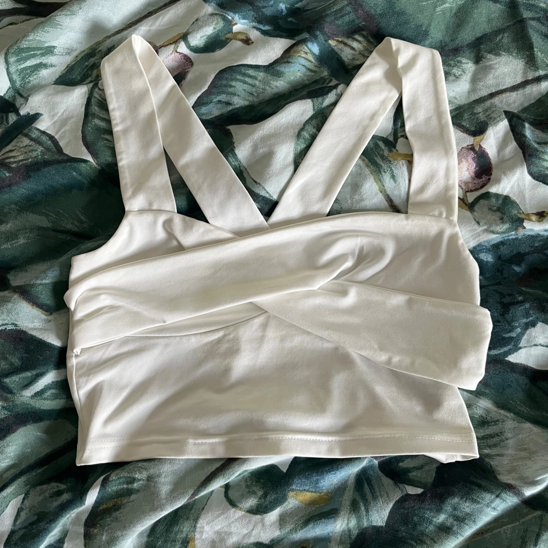 Vit croppad omlottopp med breda axelband - 1