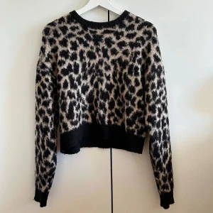 Stickad tröja - Stickad tröja i leopardmönster från NA-KD. Strl XS. Tryck gärna på ”köp”.