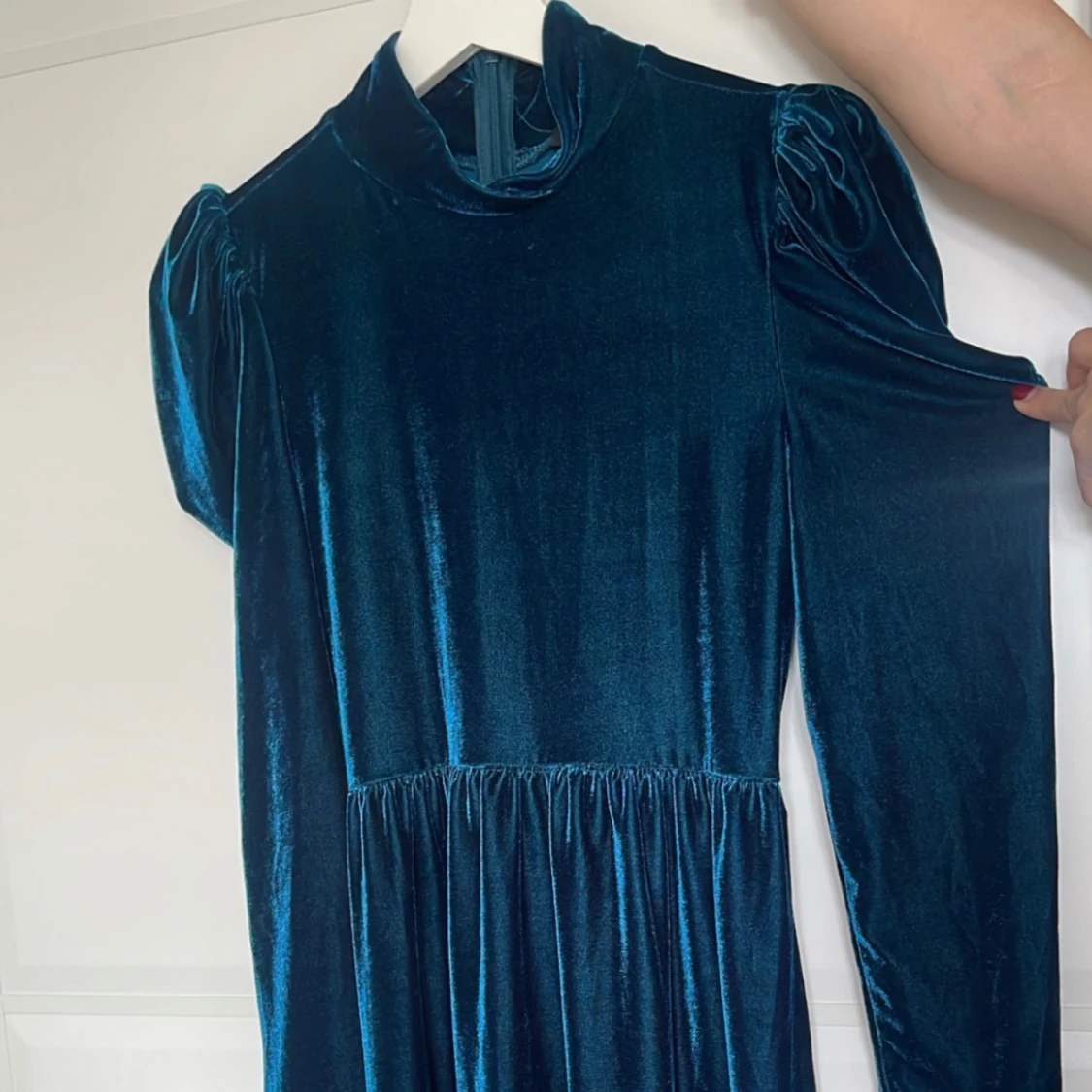 Mörkblå sammetklänning med puffärm