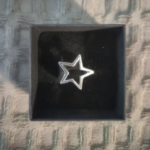 Silver stjärna ring  -  GRATIS GÅVA MED VARGE ORDER!! Supertrendig stockholmsstil tjejer, ring silver. Gjord av stål, jag svarar och skickar alltid snabbt!