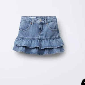 Volangkjol från Zara i jeanstyg❤️ - Skriv för fler bilder ❤️strlk 164 men passar xs snålt använd