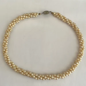 Vintage pärlhalsband - Vintage halsband av pärlor, tror inte pärlorna är äkta men fortfarande väldigt fint. Slitet skick💕