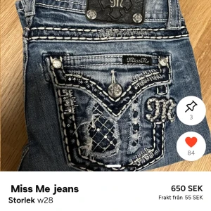SÖKER DESSA MISS ME JEANS!!! Jag kan betala allt från 600-900kr för dem. - Snygga blå Miss Me jeans med coola broderade bakfickor, nitar och blingdetaljer. Jeansen har raka ben och klassisk femficksmodell. Faded effekt framtill och bak ger en avslappnad vibe. Perfekta för dig som gillar statement-jeans med extra detaljer.