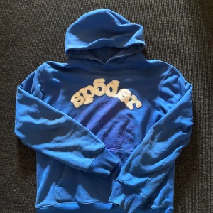 Blå Sp5der hoodie - Blås spider hoodie i storlek M bra skick och inte använd särskilt mycket sitter bra i storleken.