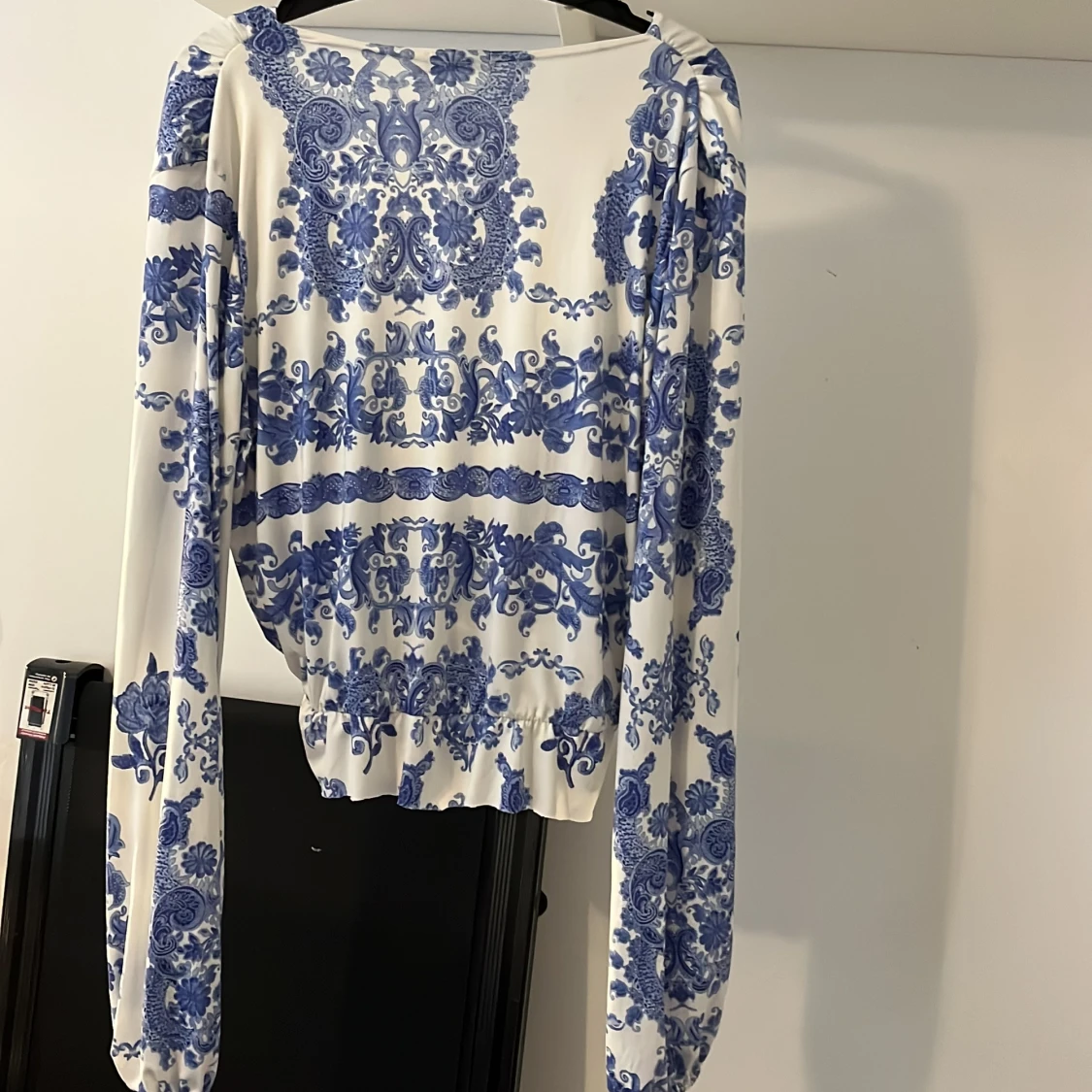 Vit och blå omlottblus från NYONE - 1