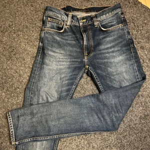 Nudie Jeans blå jeans 30/32 - Säljer ett par klassiska blå jeans från Nudie Jeans i storlek 30/32. Modellen är Lean Dean. Skicket är verkligen topp, nästan helt nya.