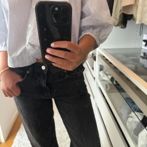 Svarta raka jeans från zara - Säljer ett par svarta jeans med rak passform. Jeansen har en något tvättad look. 