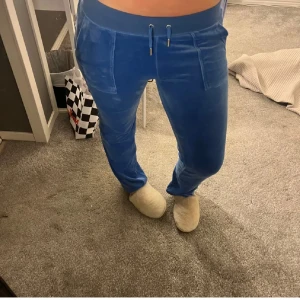 Blåa juicy byxor - Snygga blåa juicybyxor, jättesköna mjukisbyxor som passar perfekt nu till hösten och vintern. Dom är i helt nytt skick och är precis som nya.