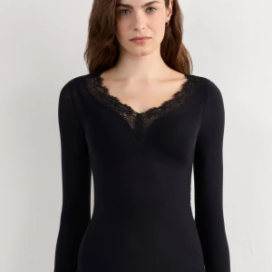 Svart långärmad topp med spets - Svart ibtimissmi tröja med spets . Jätte fint skick . Skriv för mer bilder 