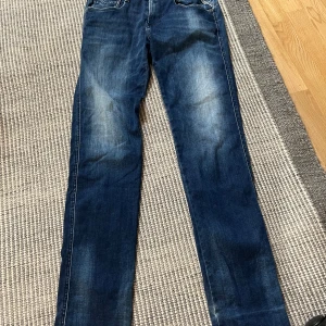 Replay Anbass  - Snygga Replay Anbass hyperflex jeans i klassisk blå tvätt med slim fit-passform. Väldigt bra skick och har inte används mycket. Priset kan är inte fast men skriv frågor om det behövs 💬