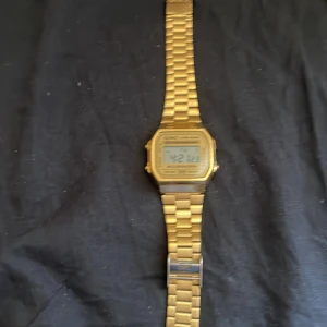 Guldig digital Casio-klocka - Säljer en klassisk digital Casio-klocka som är guldplaterad