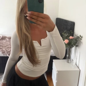 Vit långärmad topp från H&M - Jag säljer en vit långärmad topp från H&M i storlek S. Toppen har en v-ringad design med liten cutout framtill och är ganska tajt. V-ringningen är aningen sned pga. metallpinnarna i V:et, såhär har den varit sen den köptes. Den är aldrig använd - dock tvättad så prislappen är inte kvar. 🙌🏼😁