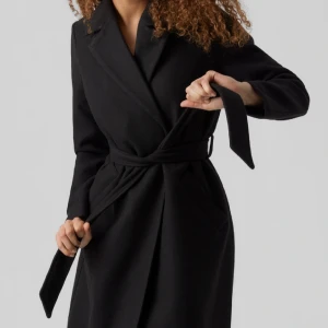 Svart kappa med bälte -  Jätte fin kappa använd endast 1 gång så inprinip helt ny, inga tecken på användning och jätte fin. Från vila