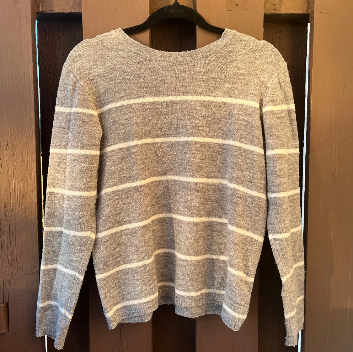 En fin grå randig stickad tröja - 2