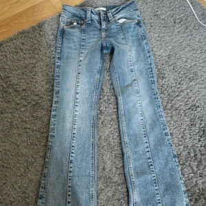 Bootcut jeans fårn Gina tricot - Perfect jeans fårn Gina tricot, dessa jeans är verkligen jättesköna och fina! Dem är köpt för 499kr och jag säljer för 299kr priset kan diskuteras🤍 har anvönd jeansen 4 gånger kanske, inte så mycket så de därför jag vill sälja bort dom!🫶🏽 Om de nått du funderar över är det bara att kontakta mig.