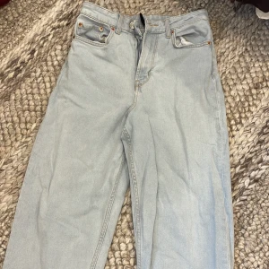 Ljusblå jeans från H&M Divided - Säljer ett par ljusblå raka jeans från H&M Divided i storlek 36. 