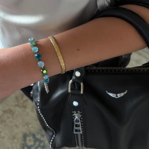 Aurora bracelet blue - Armband med blåa kristaller i olika nyanser. Justerbart!💙