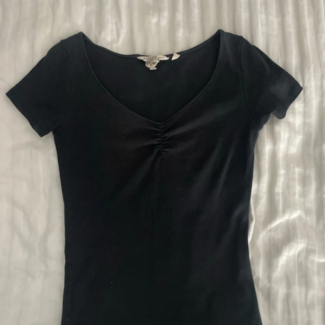 Svart topp med v-ringning - 1