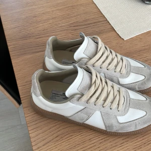 Maison Margiela gats  - Tjena, säljer nu dessa riktigt feta maison margiela i storlek 40. De är o utmärkt skick endast lite smutsiga, säljer då de har blivit för små box å dustbag medföljer. Köpta här på Plick men kvitto kan skickas om det önskas. Hör av er vid frågor eller funderingar priset går att diskutera!! Tvättas innan det skickas om det önskas.