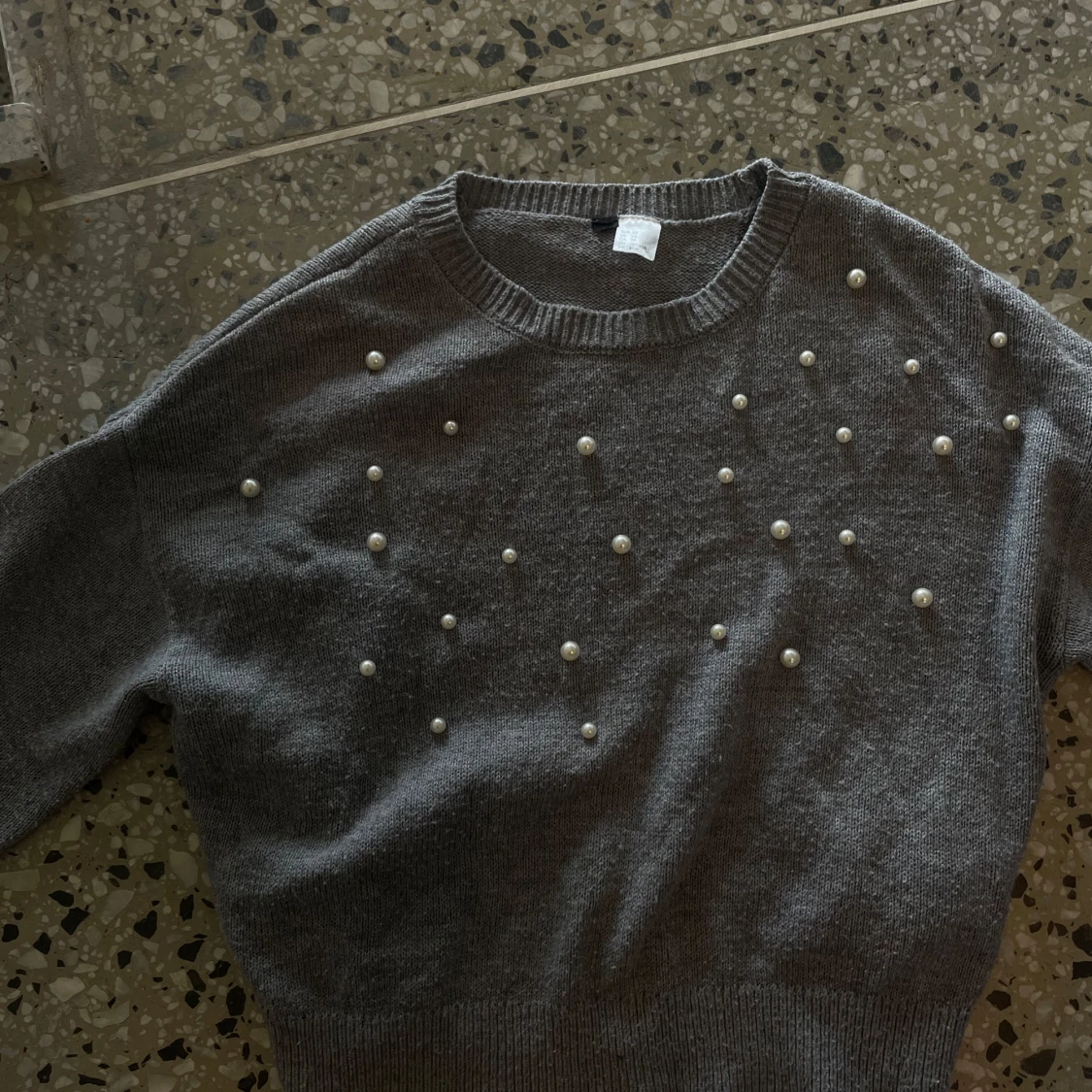 Grå stickad tröja med pärlor XS