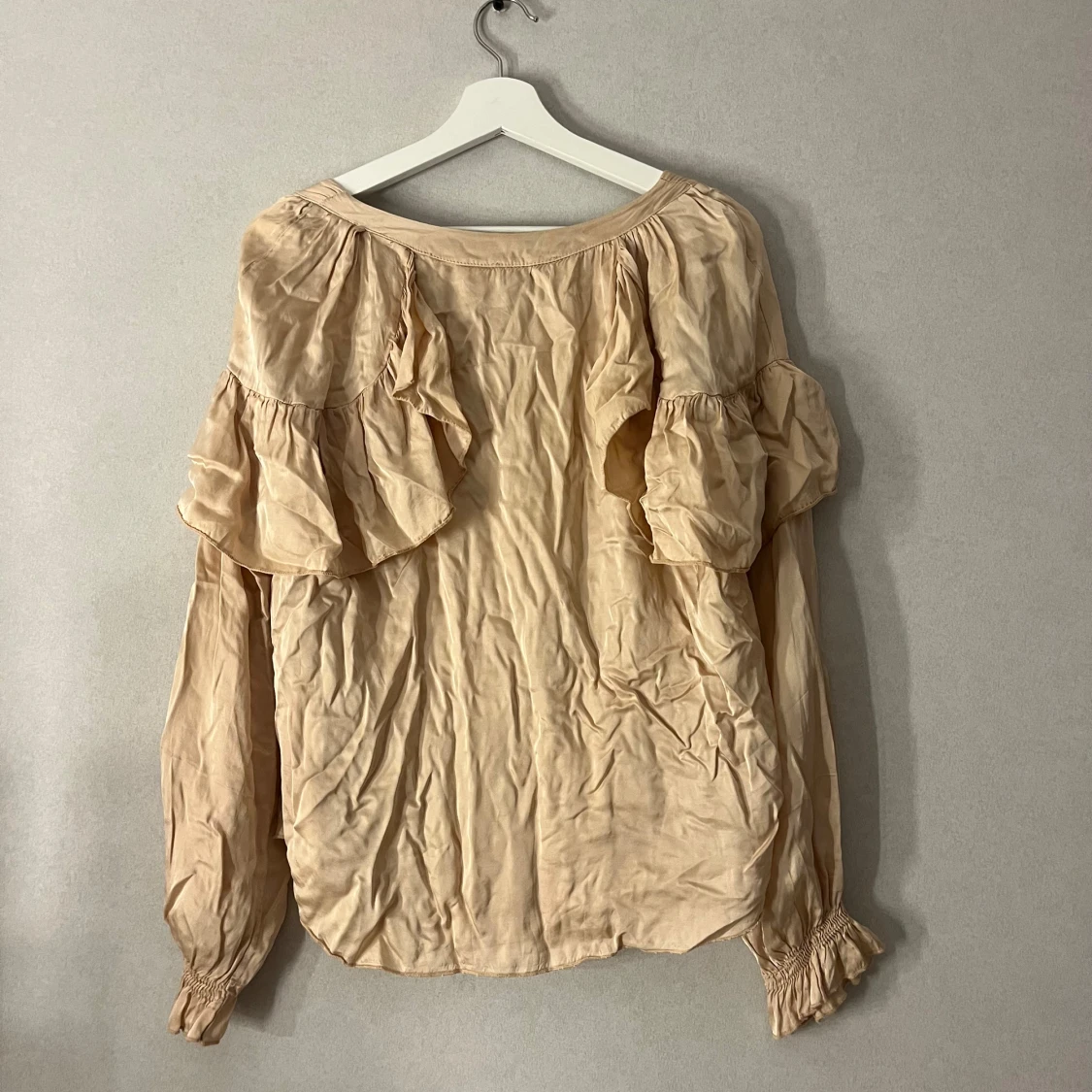 Beige volangskjorta från Maja Roos - 2