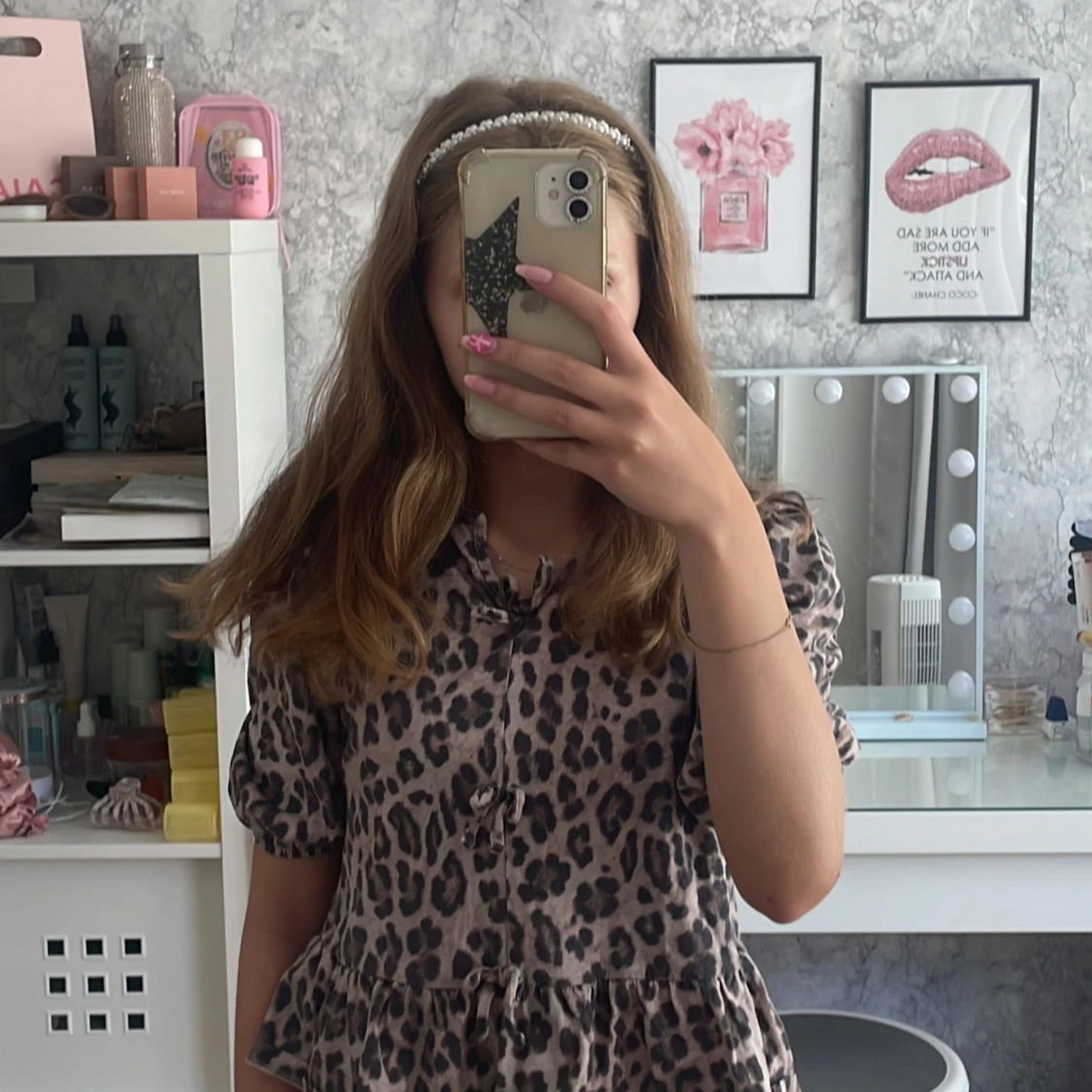 Leopardmönstrad blus med volang