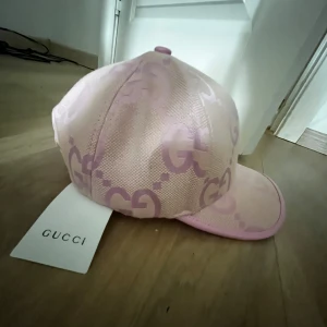 Gucci keps jumbo - En rosa Gucci keps jumbo med etiketter. Mycket bra skick. Vid intressse kan pris diskuteras.