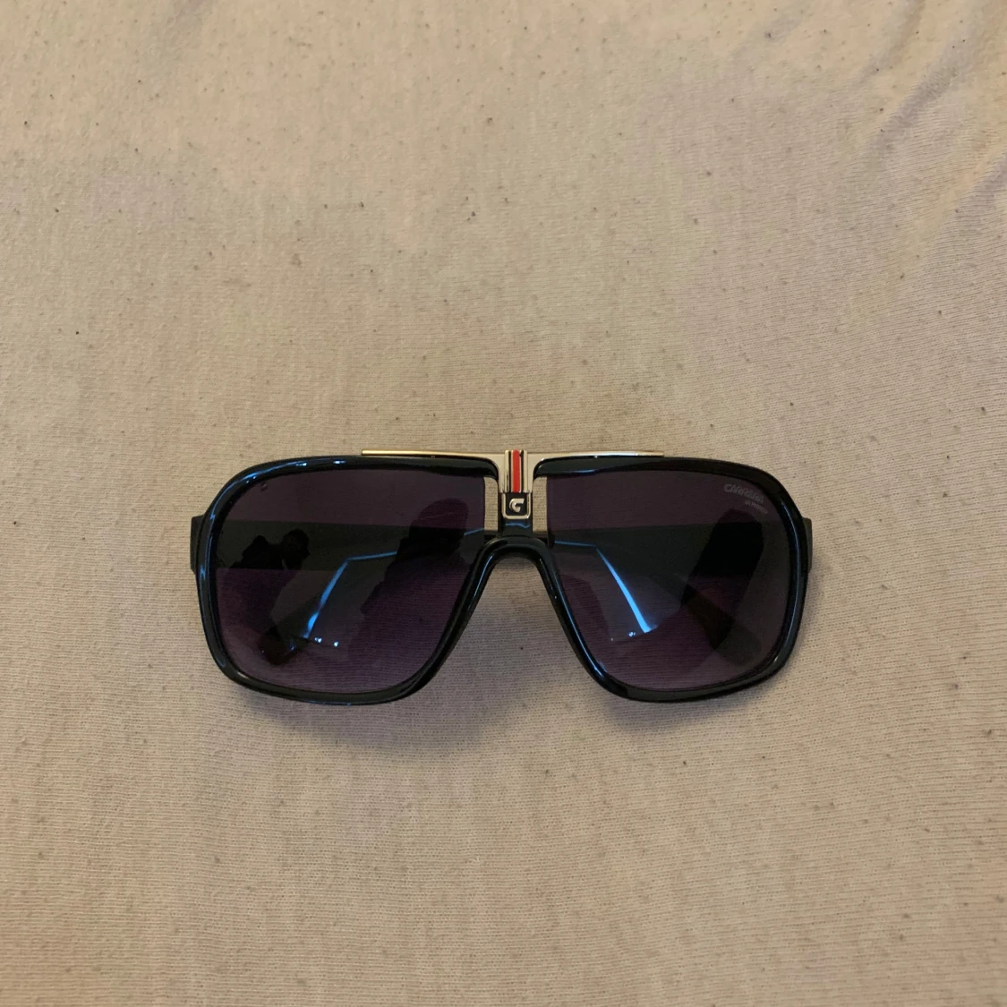 Svarta Carrera solglasögon med guld