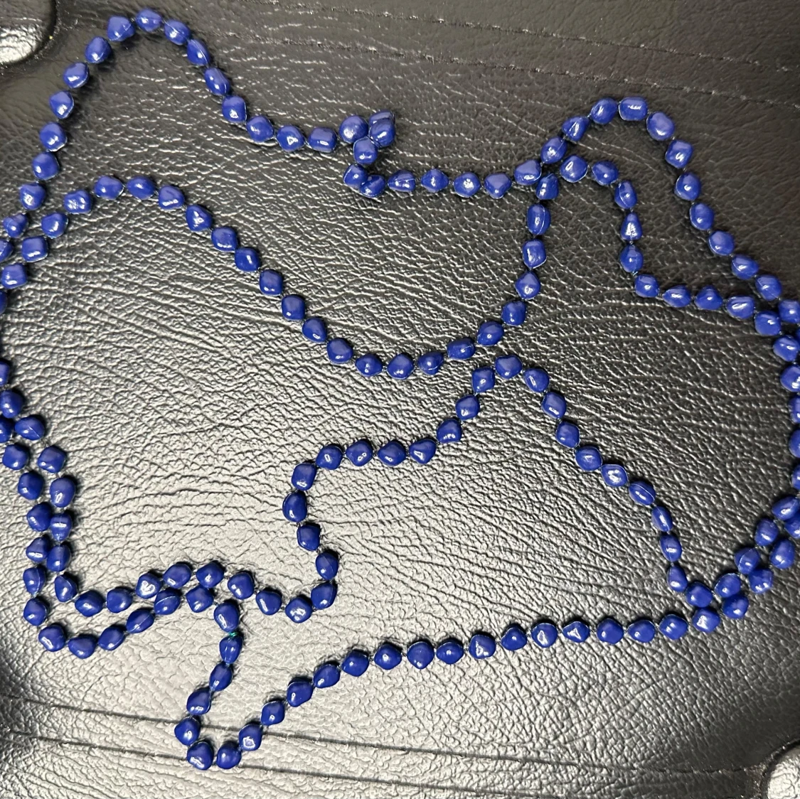 Långt retrohalsband med oregelbundna koboltblå pärlor 130 cm Vintage 70-tal  - 4