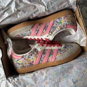 Adidas Samba OG x Liberty London - Säljer ett par unika Adidas Samba x Liberty London, endast använda en gång. Riktigt snygg collab med exklusivt mönster, sköna på foten och i nästintill nyskick. Perfekta för dig som vill sticka ut med stil – svåra att få tag på! 🌸🔥                 💸 Så gott som nya – passa på innan de är borta! 📍Kan skickas eller mötas upp!