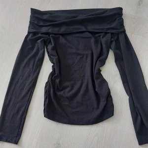 Svart offshoulder topp Gina Tricot - Säljer en svart offshoulder topp från Gina Tricot i storlek 170. Toppen har lång ärm och sitter tight mot kroppen. Den är helt oanvänd!! Bara testad💕💕