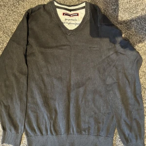 NP tröja  - Uppgradera din garderob med vår klassiska långärmade tröja från NP – där stil möter komfort. Tillverkad i mjukt och slitstarkt material som håller formen tvätt efter tvätt. Perfekt att bära som den är, eller under en jacka för lager-på-lager-look. Passar lika bra på jobbet, i skolan eller under en chill helg.