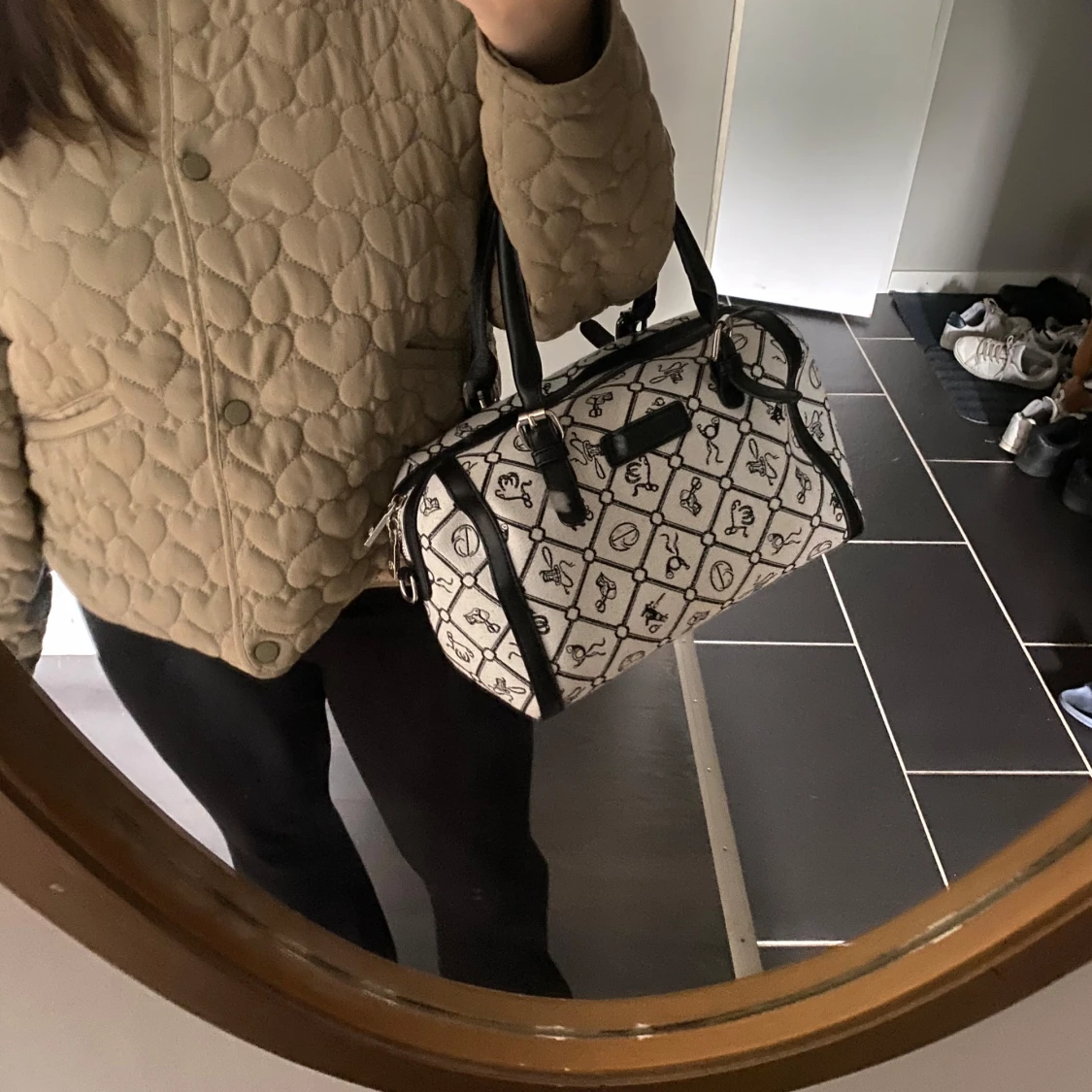 Vit och svart handväska