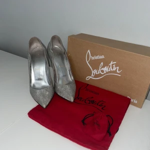 Christian Louboutin skor - Säljer ett par skor som har används några gånger och de passar de som har storlek 38 men kan också passa de som har storlek 37. De har lite skador men de kan fortfarande användas och de är sulade så de är skyddade. De passar de som gillar rött, red, pumps, klackar, high heels. Lådan kommer inte med