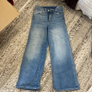 Blå wide jeans med hög midja - Säljer ett par blå jeans från H&M med wide fit och hög midja. 