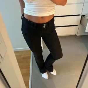 Populära jeans från H&M - Svarta lågmidjade jeans från H&Ms barnavdelning i slim fit modell, populära och helt slutsålda 💖 Passar mig perfekt som är 160 cm lång.