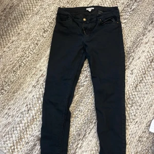 Svarta slim byxor från H&M, stl 40 - Svarta byxor från H&M i storlek 40. De har en slim passform 