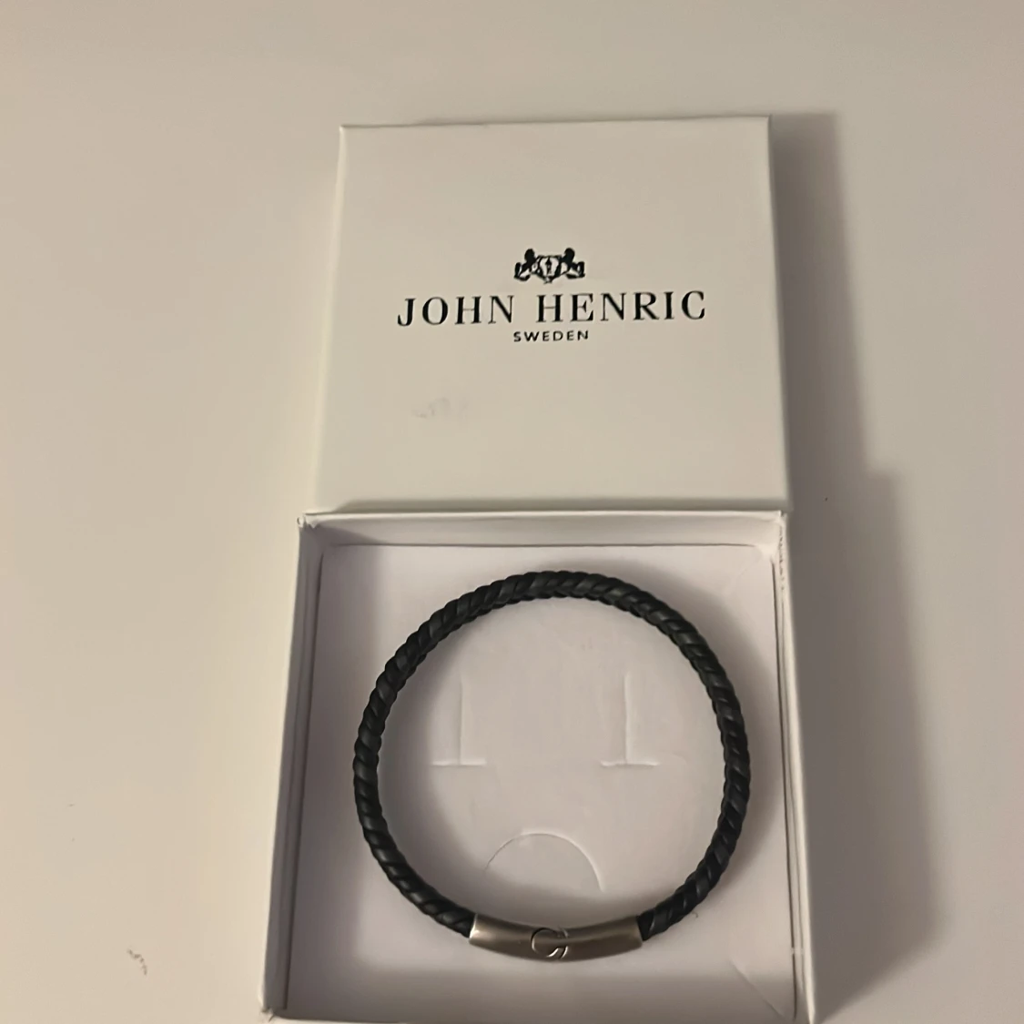 Svart flätat armband John Henric