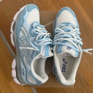 Asics GEL i vitt och ljusblått - ASICS Gel – strl 42 Supersnygga och bekväma sneakers i ljusblått och vitt. Använda max ett par gånger, i väldigt fint skick.