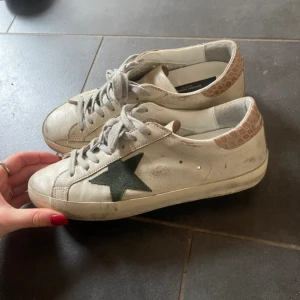Golden goose skor Intressekoll - Intressekoll på mina älskade golden goose skor, de är använda men i gott skick! Gör varje outfit lite extra snyggare🥰 köpta på vinted för ungefär 5-6 månader sedan för runt 4300💕