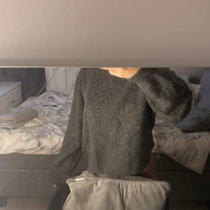 stickad tröja  - säljer denna mysiga stickade tröja då den inte kommer till användning! ganska så bra i skick! lite nopprig men inget man lägger märke till! Vet dock inte vart den kommer ifrån tror H&M 