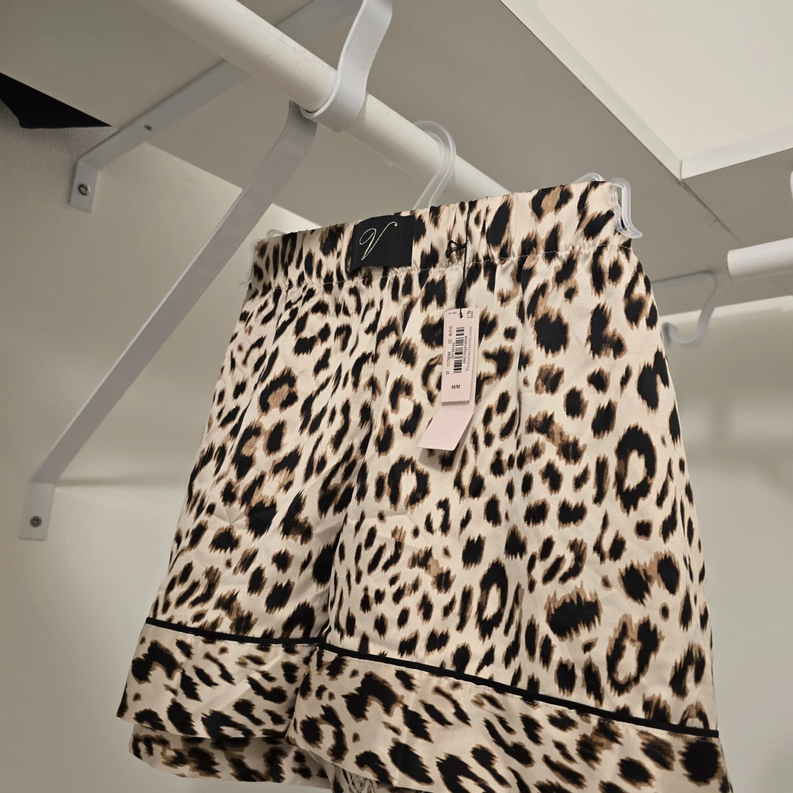 Leopardmönstrade shorts i satin