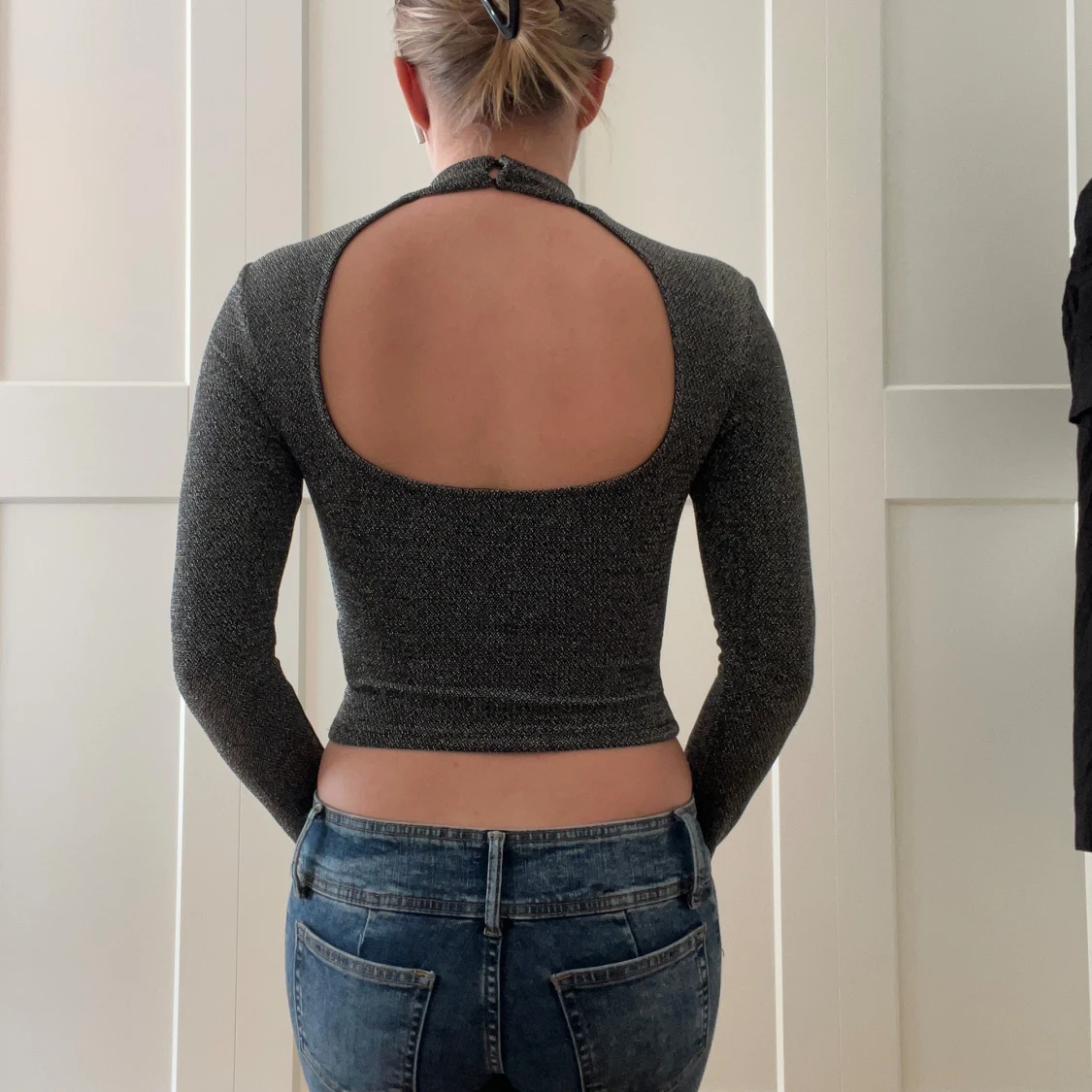 Gråglittrig croppad topp med öppen rygg